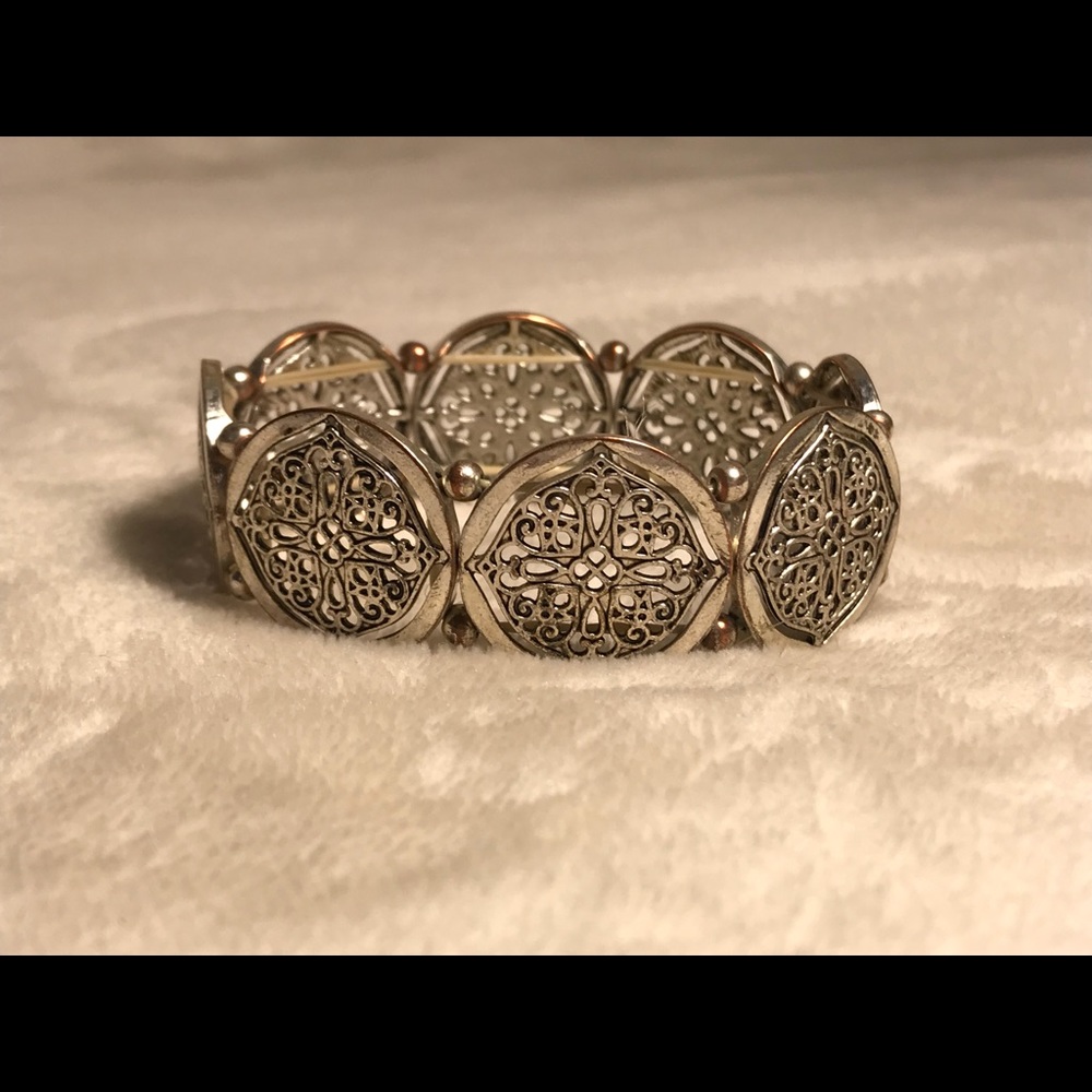 🌸 Silver tone light weight bracelet